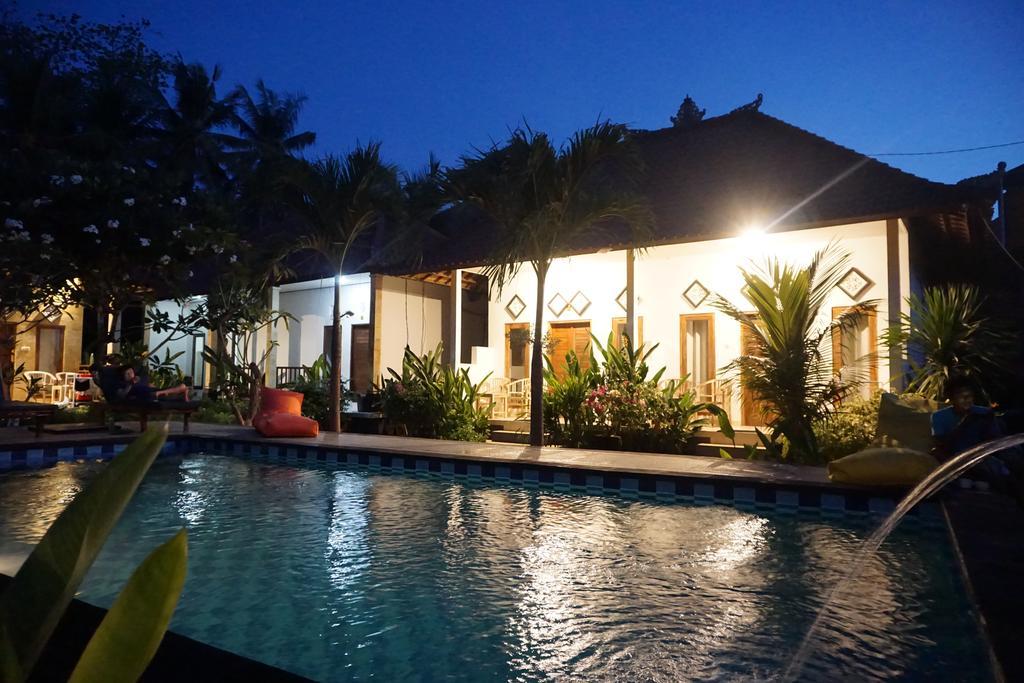 Nyoman Guesthouse And Grill Lembongan Exterior foto