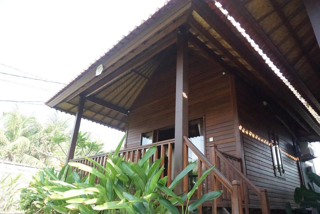 Nyoman Guesthouse And Grill Lembongan Exterior foto