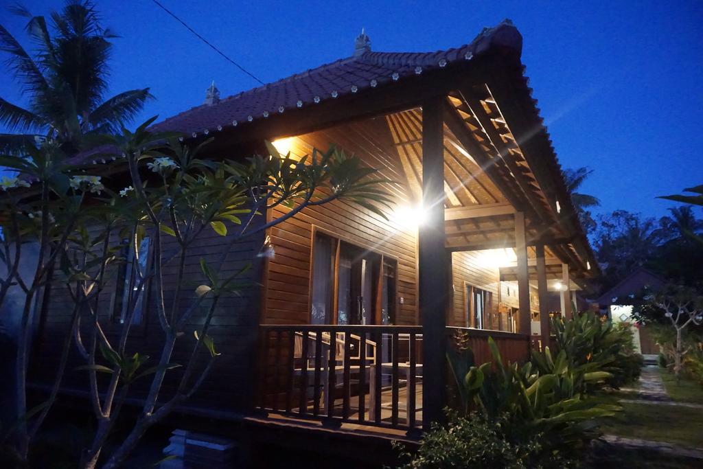 Nyoman Guesthouse And Grill Lembongan Exterior foto